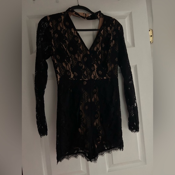 Francesca’s Black Lace Long Sleeve V-Neck Romper Size Small - Picture 4 of 5